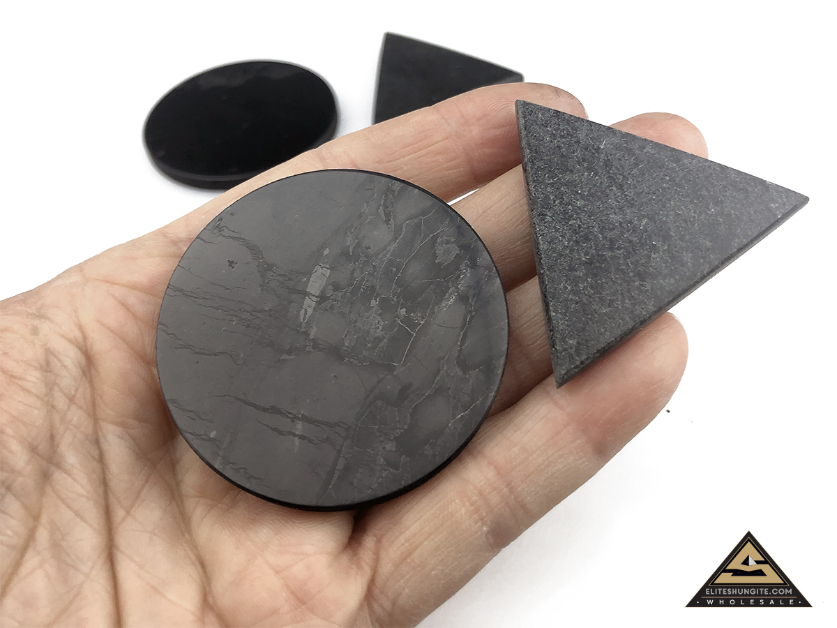 Harmonisers (shungite slice diam.5 cm + talkochlorite triangle) by eliteshungite.com